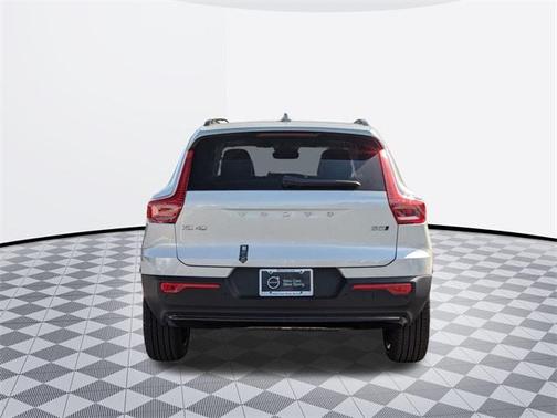 2025 Volvo XC40 B5 Plus Dark Theme