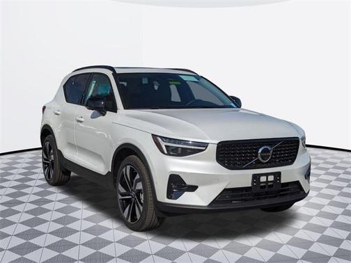 2025 Volvo XC40 B5 Plus Dark Theme