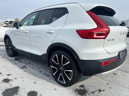 2024 Volvo XC40 B5 Ultimate Bright Theme