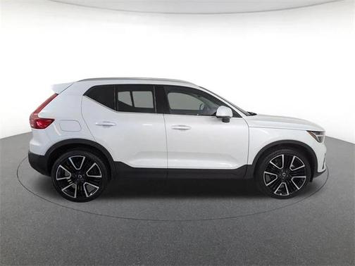 2024 Volvo XC40 B5 Ultimate Bright Theme