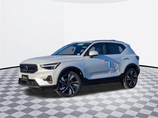 2025 Volvo XC40 B5 Ultra Bright Theme