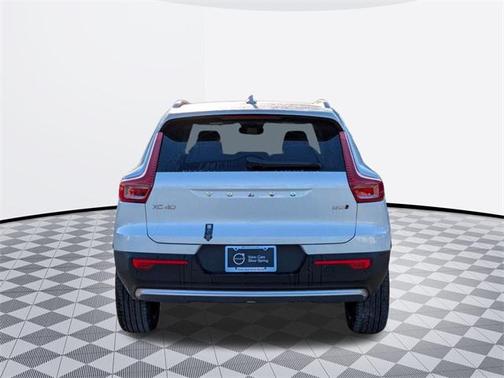 2025 Volvo XC40 B5 Ultra Bright Theme