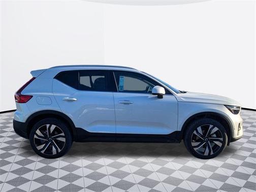 2025 Volvo XC40 B5 Ultra Bright Theme