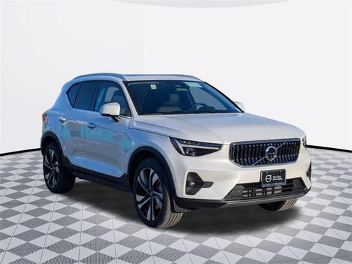 2025 Volvo XC40 B5 Ultra Bright Theme