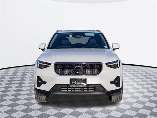 2025 Volvo XC40 B5 Ultra Bright Theme