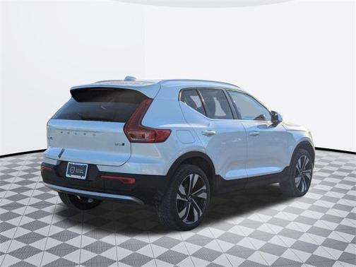 2025 Volvo XC40 B5 Ultra Bright Theme