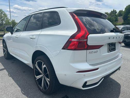 Crystal White Metallic 2024 Volvo XC60 B5 Ultimate Dark Theme