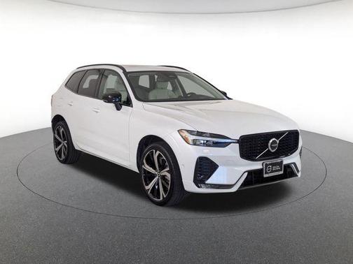 Crystal White Metallic 2024 Volvo XC60 B5 Ultimate Dark Theme