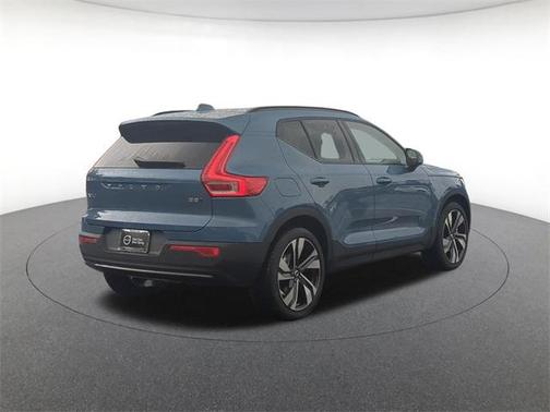 2025 Volvo XC40 B5 Plus Dark Theme