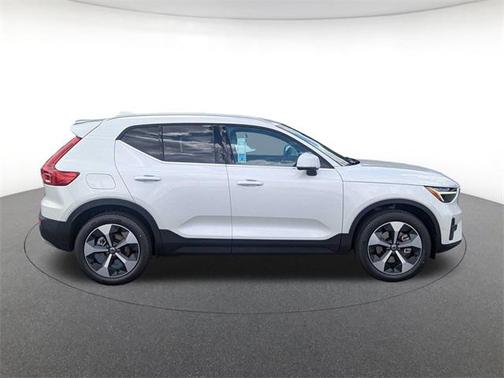2025 Volvo XC40 B5 Plus Bright Theme