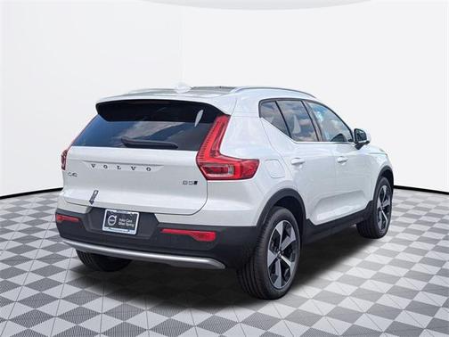 2025 Volvo XC40 B5 Plus Bright Theme