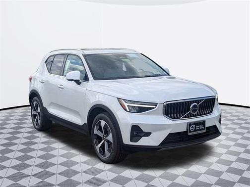 2025 Volvo XC40 B5 Plus Bright Theme