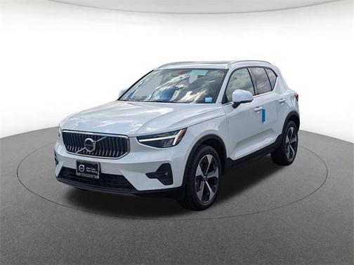 2025 Volvo XC40 B5 Plus Bright Theme