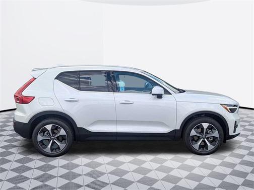 2025 Volvo XC40 B5 Plus Bright Theme
