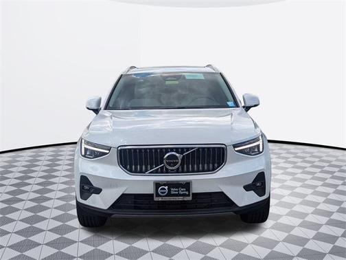 2025 Volvo XC40 B5 Plus Bright Theme
