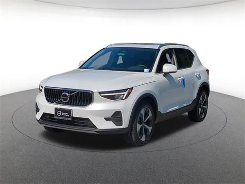 2025 Volvo XC40 B5 Core Bright Theme