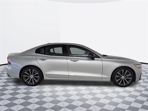 2022 Volvo S60 T5 Momentum