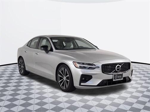 2022 Volvo S60 T5 Momentum
