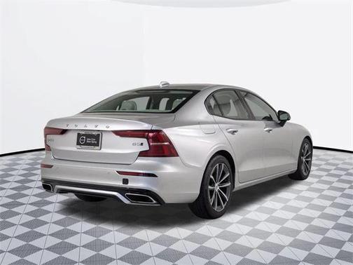 2022 Volvo S60 T5 Momentum