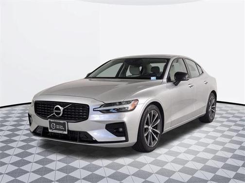 2022 Volvo S60 T5 Momentum