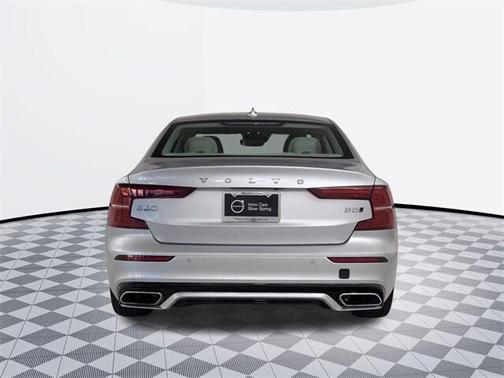 2022 Volvo S60 T5 Momentum