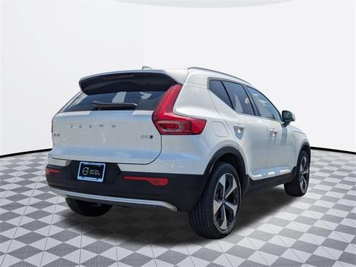 2025 Volvo XC40 B5 Plus Bright Theme