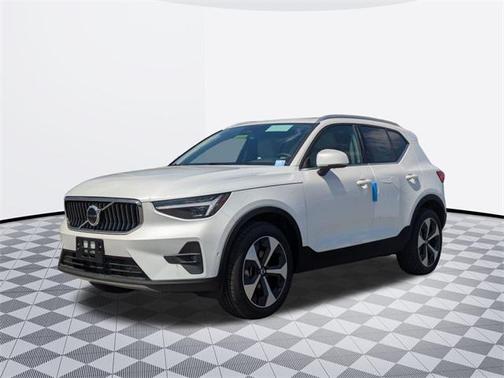 2025 Volvo XC40 B5 Plus Bright Theme