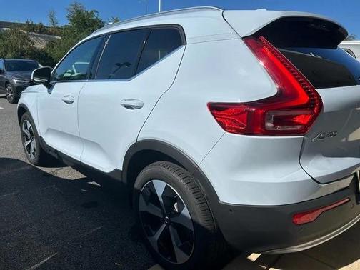 2025 Volvo XC40 B5 Plus Bright Theme