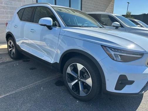 2025 Volvo XC40 B5 Plus Bright Theme