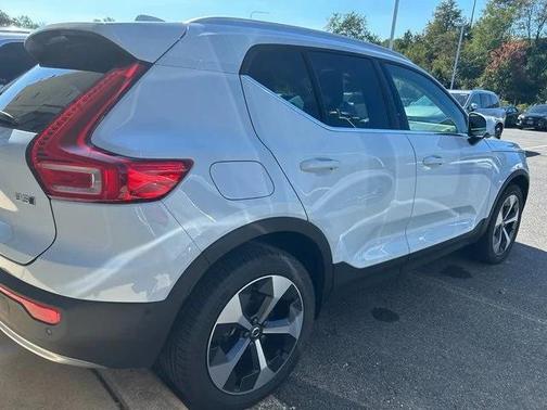 2025 Volvo XC40 B5 Plus Bright Theme