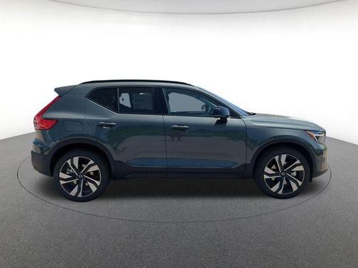 Forest Lake 2026 Volvo XC40 Plus, B5 AWD Gas (mild hybrid), Dark
