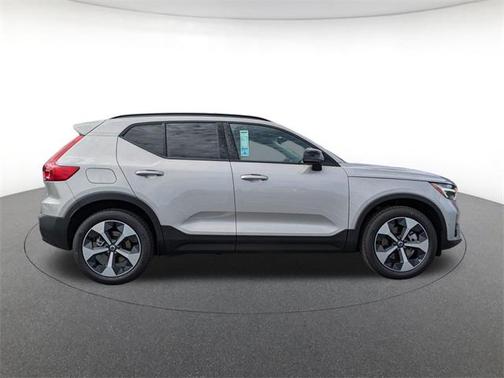 2025 Volvo XC40 B5 Plus Dark Theme