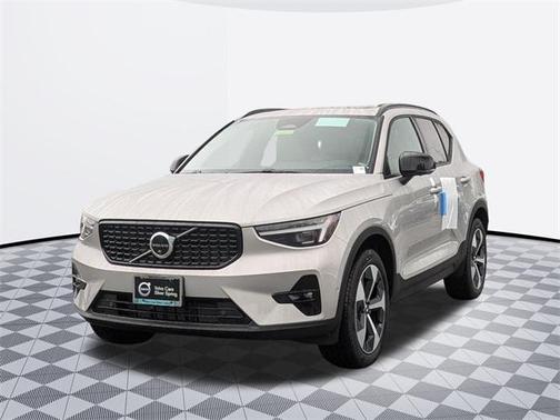 2025 Volvo XC40 B5 Plus Dark Theme