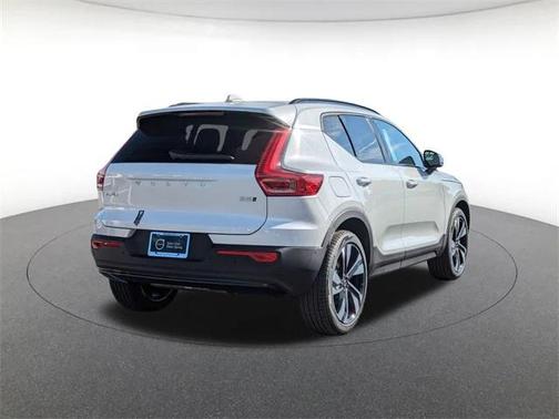 2025 Volvo XC40 B5 Plus Dark Theme