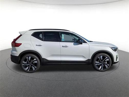 2025 Volvo XC40 B5 Plus Dark Theme