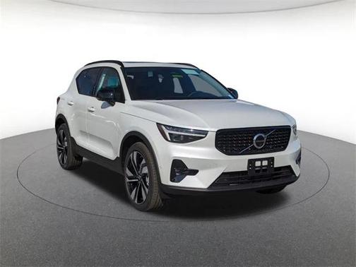 2025 Volvo XC40 B5 Plus Dark Theme