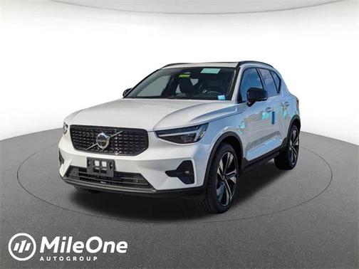 2025 Volvo XC40 B5 Plus Dark Theme