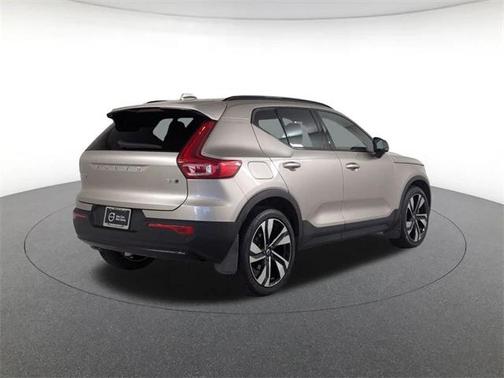 2023 Volvo XC40 B5 Plus Dark Theme