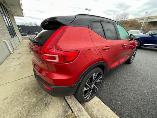 Photo 4 of 8 of 2021 Volvo XC40 T5 R-Design
