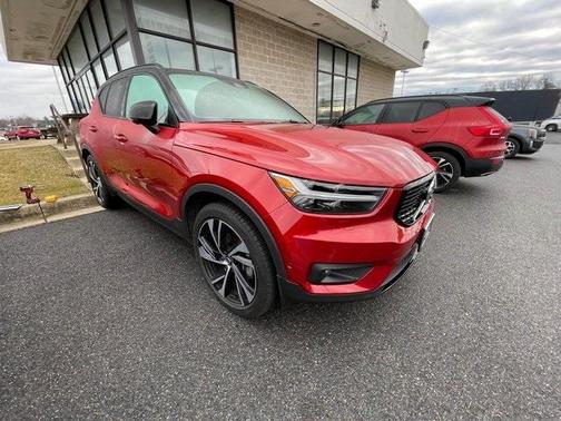 Photo 2 of 8 of 2021 Volvo XC40 T5 R-Design