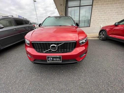 Photo 3 of 8 of 2021 Volvo XC40 T5 R-Design