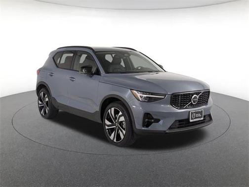 2023 Volvo XC40 B5 Ultimate Dark Theme