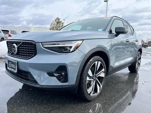 2023 Volvo XC40 B5 Ultimate Dark Theme