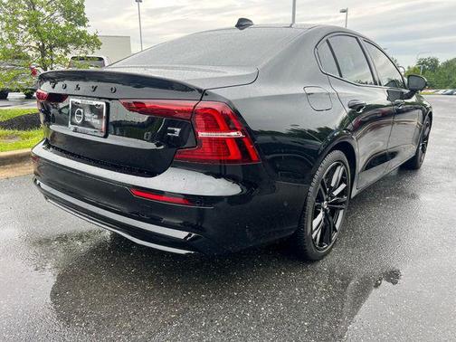 Onyx Black Metallic 2024 Volvo S60 Recharge Plug-In Hybrid T8 Ultimate Black Edition