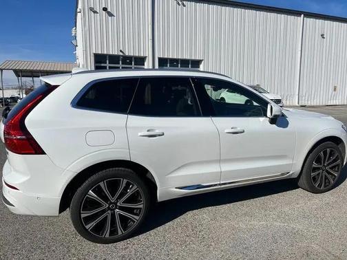 2023 Volvo XC60 B5 Ultimate Bright Theme