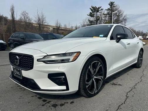 2024 Volvo S60 B5 Ultimate Dark Theme