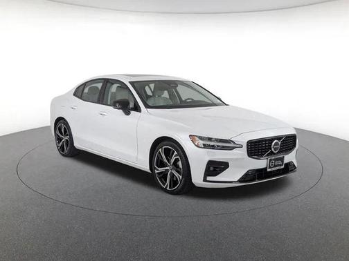 2024 Volvo S60 B5 Ultimate Dark Theme