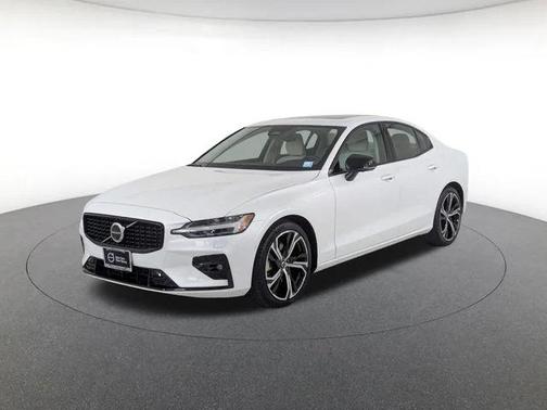 2024 Volvo S60 B5 Ultimate Dark Theme