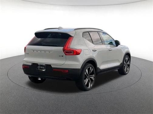 2025 Volvo XC40 B5 Plus Dark Theme