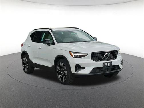 2025 Volvo XC40 B5 Plus Dark Theme